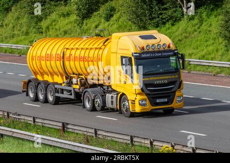 "Dedicated to a Cleaner Environment" Billy Bowie Special Projects Ltd 2021 Yellow Iveco Conical Tanker Truck- Iveco Stralis As440S46Tx/P S-A; viaggia sull'autostrada M6 a Greater Manchester, Regno Unito Foto Stock