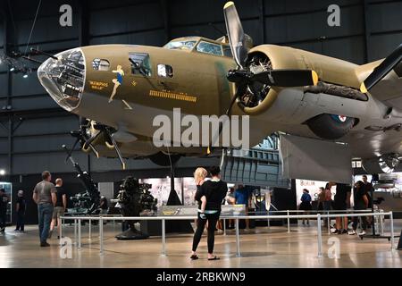 La Memphis Belle B17 Flying Fortress, famosa per aver completato 25 missioni di combattimento nella seconda guerra mondiale, presso lo US Air Force National Museum di Dayton, Ohio Foto Stock