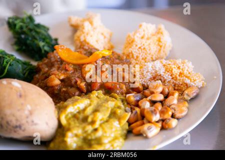 Loritos de chicha con cau cau y ceviche. Piatto tradizionale combinato della città di Arequipa in Perù. Foto Stock