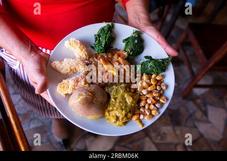Loritos de chicha con cau cau y ceviche. Piatto tradizionale combinato della città di Arequipa in Perù. Foto Stock
