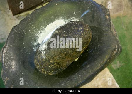 La pietra di riempimento peruviana o margiana è un oggetto litico utilizzato per macinare il cibo in Perù. Foto Stock