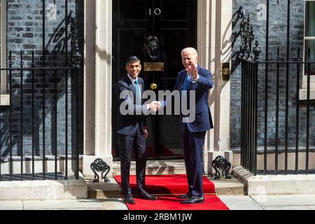 Londra, Regno Unito. 10 luglio 2023. Joe Biden, presidente degli Stati Uniti, arriva per colloqui con Rishi Sunak, primo ministro, al numero 10 di Downing Street. E’ la prima visita del Presidente Biden a Downing Street in qualità di Presidente e, a seguito dei colloqui con il primo Ministro, il Presidente incontrerà re Carlo a Windsor prima di partire per un vertice NATO in Lituania. Crediti: Stephen Chung / Alamy Live News Foto Stock