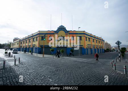 Arequipa, Perù 1 ottobre 2022: Uomo seduto in un angolo nelle strade di Arequipa in Perù. Foto Stock