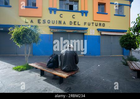 Arequipa, Perù 1 ottobre 2022: Uomo seduto in un angolo nelle strade di Arequipa in Perù. Foto Stock