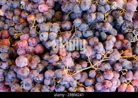 Uva in una bancarella nel mercato centrale di frutta e verdura di Arequipa, in Perù. Foto Stock