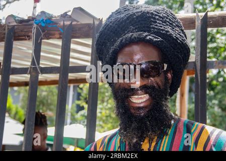 Ritratto dell'artista Rastafari per le strade di Harare, in Zimbabwe Foto Stock