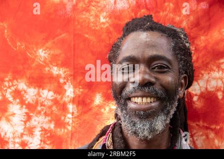 Ritratto dell'artista Rastafari per le strade di Harare, in Zimbabwe Foto Stock