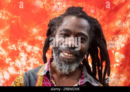 Ritratto dell'artista Rastafari per le strade di Harare, in Zimbabwe Foto Stock