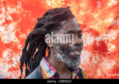 Ritratto dell'artista Rastafari per le strade di Harare, in Zimbabwe Foto Stock