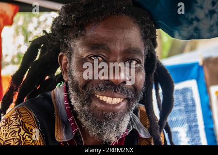 Ritratto dell'artista Rastafari per le strade di Harare, in Zimbabwe Foto Stock