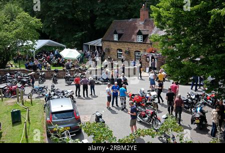 Motociclisti al Boat Inn, Jackfield. FOTO DI DAVE BAGNALL Foto Stock