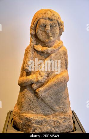 Francia, Aveyron (12), Rodez, Museo Fenaille, divinità con torsione e pugnale, i secolo a.C. Foto Stock