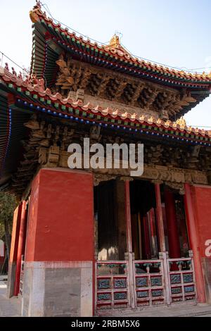 Piccolo edificio del tempio vicino alla sala Dacheng, al Tempio di Confucio, sito patrimonio dell'umanità dell'UNESCO a Qufu, luogo di nascita di Confucio. Foto Stock