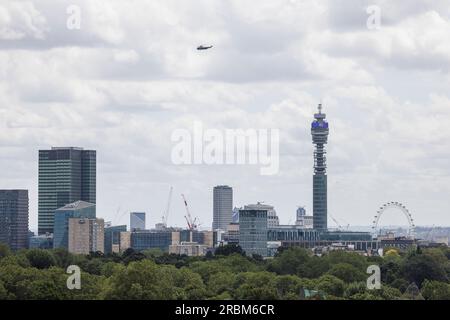 Londra, Regno Unito. 10 luglio 2023. Marien One, che porta il presidente degli Stati Uniti Joe Biden, è vista volare sopra lo skyline di Londra mentre si dirige verso Windsor . Il presidente Biden è in visita a Londra per due giorni, durante i quali incontrerà il primo ministro britannico Rishi Sunak a Downing Street e il re Carlo III a Windsor. Crediti fotografici: Ben Cawthra/Sipa USA credito: SIPA USA/Alamy Live News Foto Stock