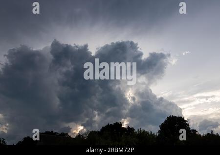 Ukrainian Storm Prelude: L'affascinante minaccia delle nuvole oscure Foto Stock