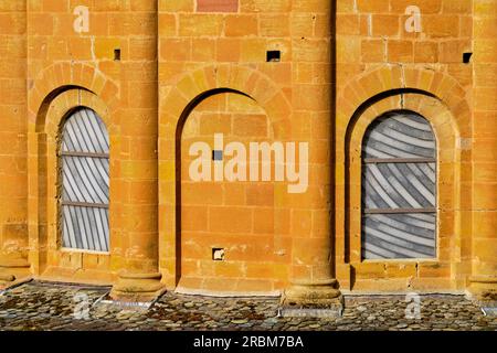 Francia, Aveyron (12), Conques, etichettati come i più bei villaggi della Francia, palcoscenico sul Camino de Santiago, chiesa abbaziale di Sainte-Foy, XI e XII secolo Foto Stock