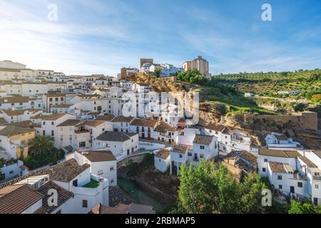 Vista aerea della città con strapiombi di roccia, Chiesa della Encarnacion e Torre Torreon del Homenage - Setenil de las Bodegas, Andalusia, Spagna Foto Stock