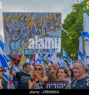 Haifa, Israele - 8 luglio 2023: Gruppo di persone con segni anti-occupazione. Settimana 27 della protesta anti-governativa ad Haifa, Israele Foto Stock