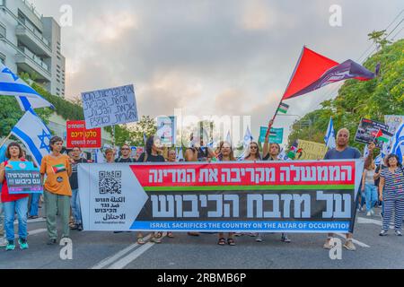 Haifa, Israele - 8 luglio 2023: Gruppo di persone con segni anti-occupazione. Settimana 27 della protesta anti-governativa ad Haifa, Israele Foto Stock