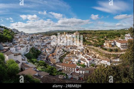Vista aerea della città con la Chiesa dell'Encarnacion e la Torre Torreon del Homenage - Setenil de las Bodegas, Andalusia, Spagna Foto Stock