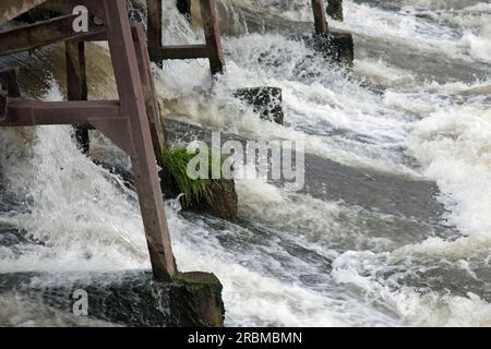 Acqua che scorre attraverso una diga, il Tamigi, Abingdon, Oxfordshire Foto Stock