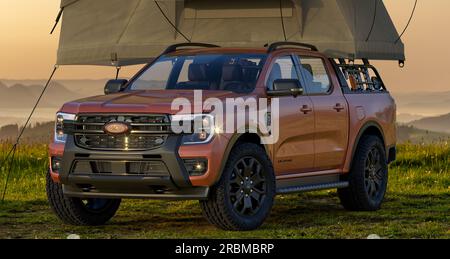 Ford Ranger in un terreno selvaggio, equipaggiato con equipaggiamento da spedizione e tenda sul tetto Foto Stock