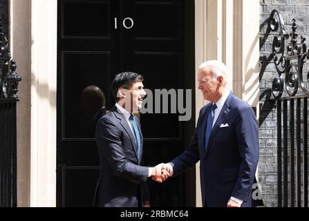 Londra, Regno Unito, 10 luglio 2023. Il primo ministro britannico e il presidente americano Joe Biden si sono salutati calorosamente stamattina a Downing Street, nonostante il disaccordo pubblico all'interno dell'alleanza sulla recente decisione degli Stati Uniti di inviare bombe a grappolo per aiutare l'Ucraina. Biden stava andando a incontrare re Carlo a Windsor. Credito : Monica Wells/Alamy Live News Foto Stock