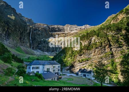 Cirque de Gavarnie con hotel storico, Gavarnie, il Parco Nazionale dei Pirenei, i Pirenei-Mont Perdu, Patrimonio dell'Umanità dell'UNESCO, Pirenei, Francia Foto Stock