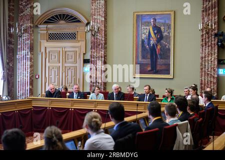 10 luglio 2023, Lussemburgo, Lussemburgo: Il presidente tedesco Frank-Walter Steinmeier (m) e sua moglie Elke Büdenbender (3° da sinistra) si scambiano opinioni nel Parlamento del Granducato di Lussemburgo insieme al Granduca Enrico di Lussemburgo (3° da destra), alla Granduchessa Maria Teresa di Lussemburgo (2° da destra), Fernand Etgen (2° da sinistra) e il Presidente del Parlamento lussemburghese, Guy Helminger (l), autore, e Vicky Krieps (r), attrice.r), Fernand Etgen (2° da sinistra), Presidente del Parlamento lussemburghese, e gli ospiti del Presidente, Guy Helminger (l), autore, e Vicky Kriep Foto Stock
