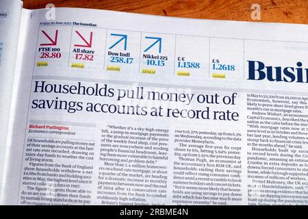 "Le famiglie estraggono denaro dai conti di risparmio a tasso record" Guardian Business Newspaper headline articolo 30 giugno 2023 Londra Inghilterra Regno Unito Foto Stock