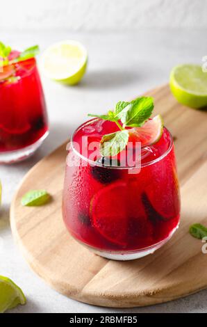 Berry Lemonade, bevanda rinfrescante, cocktail, tè freddo, mora e limone in un ambiente estivo luminoso Foto Stock