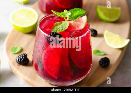 Berry Lemonade, bevanda rinfrescante, cocktail, tè freddo, mora e limone in un ambiente estivo luminoso Foto Stock