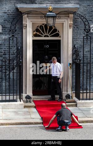 Londra, Regno Unito. 10 luglio 2023. Un tappeto rosso è preparato prima dell'arrivo di Joe Biden, presidente degli Stati Uniti, che arriva per colloqui con Rishi Sunak, primo ministro, al numero 10 di Downing Street. E’ la prima visita del Presidente Biden a Downing Street in qualità di Presidente e, a seguito dei colloqui con il primo Ministro, il Presidente incontrerà re Carlo a Windsor prima di partire per un vertice NATO in Lituania. Crediti: Stephen Chung / Alamy Live News Foto Stock