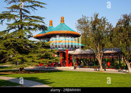 Pagode, padiglioni all'interno del complesso del Tempio del cielo a Pechino, Cina. Cielo blu con spazio per la copia del testo Foto Stock