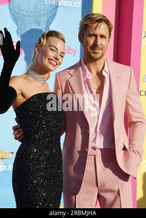 LOS ANGELES, CALIFORNIA - LUGLIO 09: (L-R) Margot Robbie e Ryan Gosling partecipano alla prima mondiale di "Barbie" presso il Shrine Auditorium e la sala Expo Foto Stock