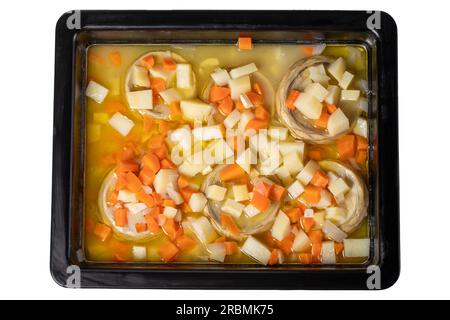 Carciofi con olio d'oliva isolato su fondo bianco. Piatto di carciofi preparato con patate, carote e piselli. antipasti sani. Nome locale zeytin Foto Stock