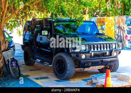 Playa del Carmen Quintana Roo Messico 26. Marzo 2021 vari pick-up messicani auto fuoristrada 4x4 Hummer a Playa del Carmen Quintana Roo M. Foto Stock