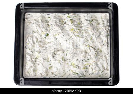 Tzatziki o cacik isolato su sfondo bianco. Antipasto preparato con menta secca, sale, olio d'oliva e yogurt. antipasti sani. Nome locale kuru Foto Stock