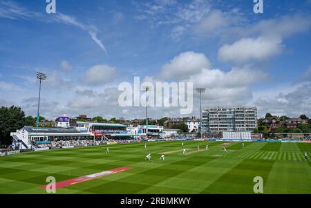 Hove Regno Unito 10 luglio 2023 - Una bella giornata di sole caldo mentre il Sussex affronta il Derbyshire durante il primo giorno della partita di cricket LV= Insurance County Championship presso il 1st Central County Ground di Hove : Credit Simon Dack /TPI/ Alamy Live News Foto Stock