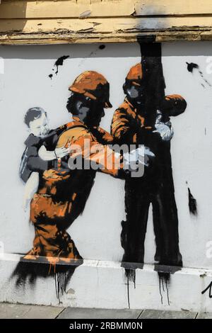 I graffiti sono una forma di arte visiva che comporta la creazione di disegni, immagini o scritte su superfici come pareti, edifici, treni o spazi pubblici Foto Stock