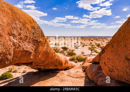 Un arco di roccia granitica naturale a Spitzkoppe di fronte alla circostante pianura della savannah in Namibia, Africa Foto Stock