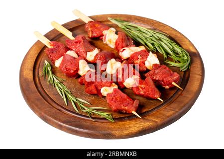 Spiedino di manzo a cubetti. Shish kebab crudo isolato su sfondo bianco. Prelibatezze della cucina turca. Nome locale dana lokum kusbasi Foto Stock