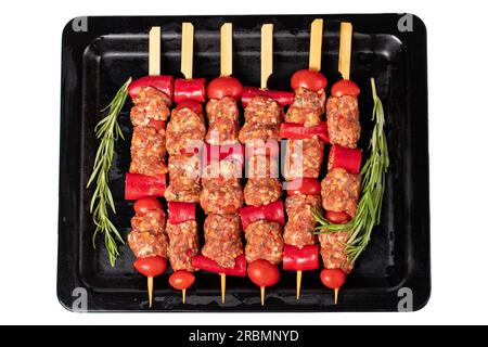 Kebab con verdure e carne macinata. Kebab shish con carne macinata cruda, pepe e pomodoro isolati su fondo bianco. Prelibatezze della cucina turca. L Foto Stock