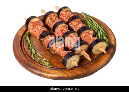 Kebab di melanzane. Shish kebab di melanzane con carne macinata cruda isolata su fondo bianco. Prelibatezze della cucina turca. Nome locale patlican kebabi Foto Stock