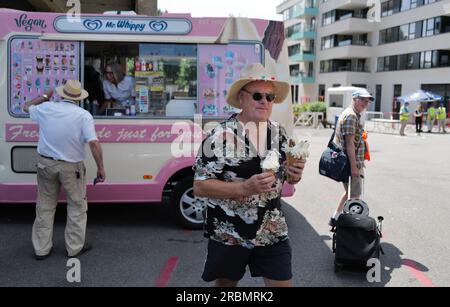 Brighton, Regno Unito. 10 luglio 2023. Un uomo che indossa una camicia e un cappello esotici si allontana da un furgone Mr Whippy che tiene quattro anni '99 in un giorno bruciante durante la partita del Sussex LV= Insurance County Championship con il Derbyshire al 1st Central County Ground di Hove Credit: James Boardman/Alamy Live News Foto Stock