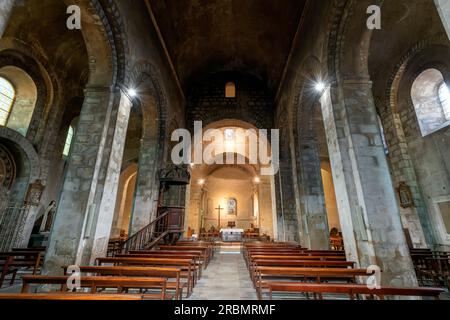 La chiesa di Sant'Andrea nella cittadina di Saint-Just-Saint-Rambert in Auvergne, Francia centrale. La più grande chiesa romanica del dipartimento di Forez. Foto Stock