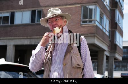 Brighton, Regno Unito. 10 luglio 2023. Un uomo si raffredda con un gelato del 99 in un giorno torrido durante il match del Sussex LV= Insurance County Championship contro il Derbyshire al 1st Central County Ground di Hove Credit: James Boardman/Alamy Live News Foto Stock