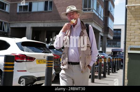 Brighton, Regno Unito. 10 luglio 2023. Un uomo si raffredda con un gelato del 99 in un giorno torrido durante il match del Sussex LV= Insurance County Championship contro il Derbyshire al 1st Central County Ground di Hove Credit: James Boardman/Alamy Live News Foto Stock