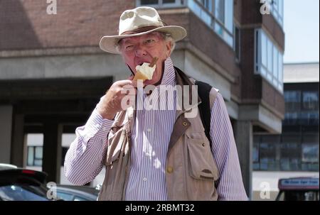 Brighton, Regno Unito. 10 luglio 2023. Un uomo si raffredda con un gelato del 99 in un giorno torrido durante il match del Sussex LV= Insurance County Championship contro il Derbyshire al 1st Central County Ground di Hove Credit: James Boardman/Alamy Live News Foto Stock