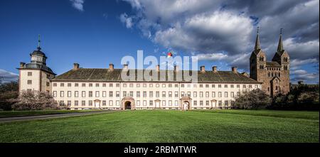 Castello di Corvey ed ex chiesa abbaziale alla luce della sera, Höxter, Renania settentrionale-Vestfalia, Germania Foto Stock